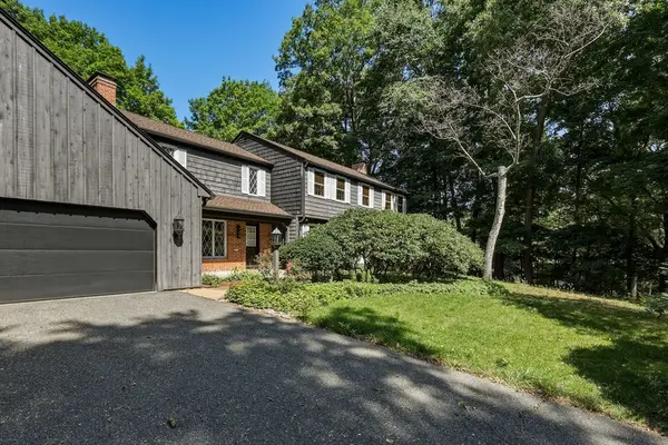 3 Hilltop Dr, Wilbraham, MA 01095