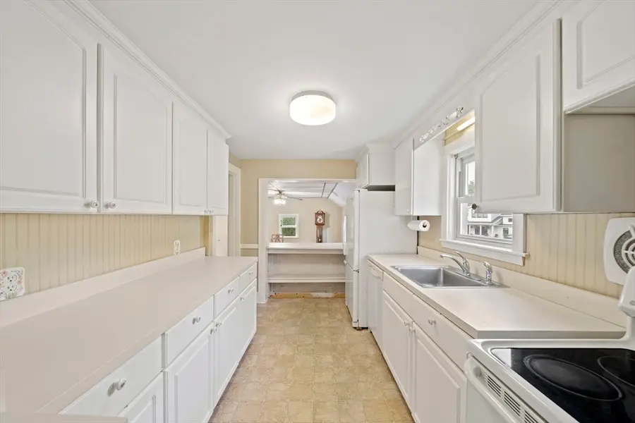 54 Acorn St, Braintree, MA 02184 - #3