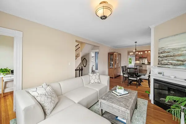 128 Selwyn St #2, Boston, MA 02131