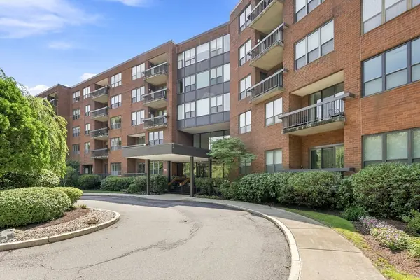 210 Nahanton St #116, Newton, MA 02459