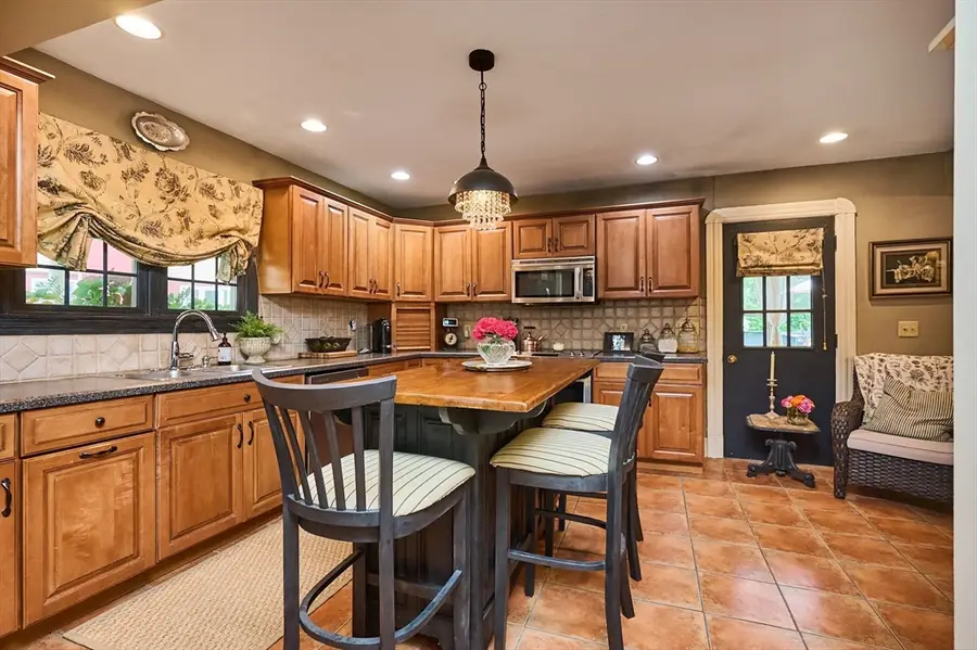 27 Prospect St, Easthampton, MA 01027 - #2