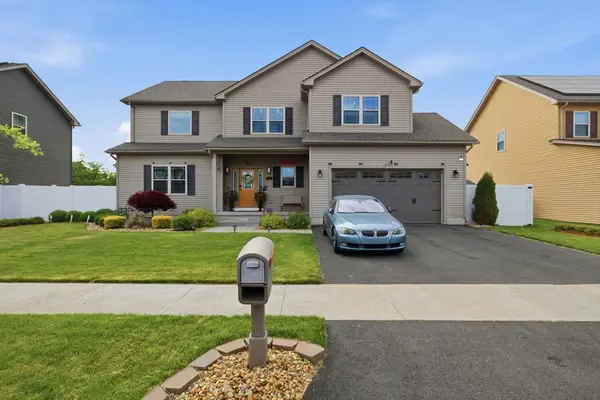 11 Elaine Cir, Springfield, MA 01109