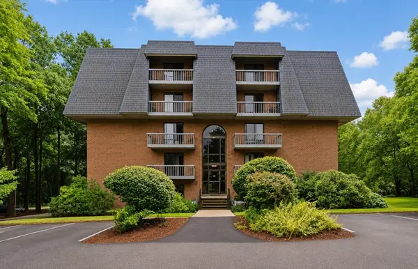 65 Commons Dr #210, Shrewsbury, MA 01545