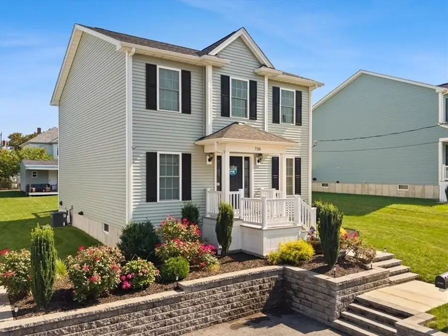 738 Hicks St, Fall River, MA 02724 - #3