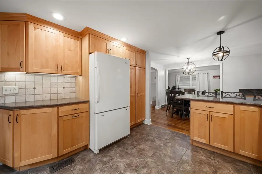 212 Emerson St, Springfield, MA 01118 - #3