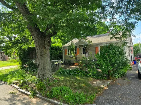 18 Notre Dame St, Springfield, MA 01104