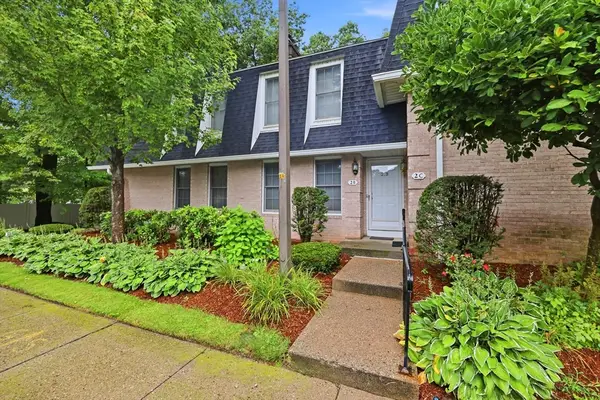 2 Mansion Woods Dr #B, Agawam, MA 01001