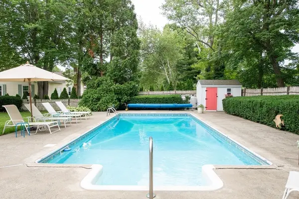 12 Brook Dr, Fairhaven, MA 02719