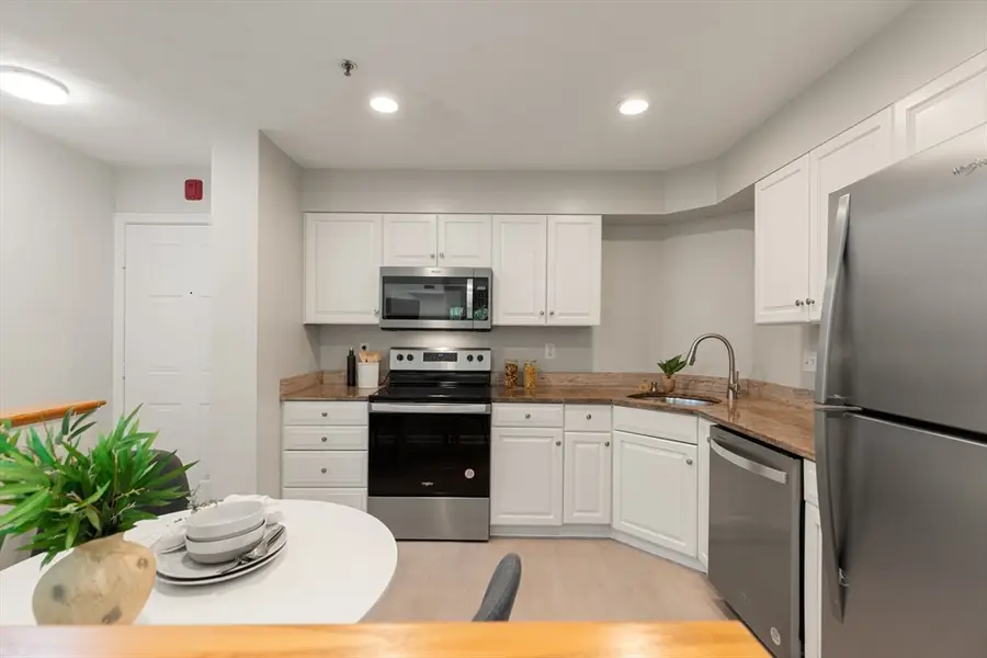 661 Lowell St #14, Lexington, MA 02420 - #3