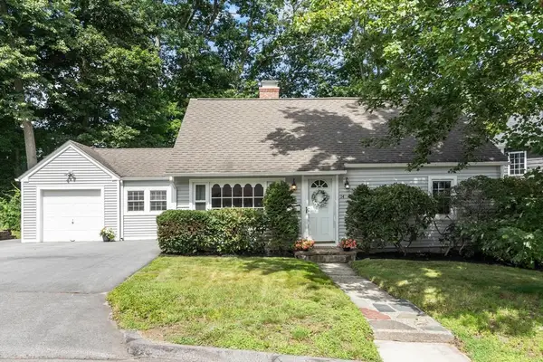 14 Meadow Ln, Worcester, MA 01602