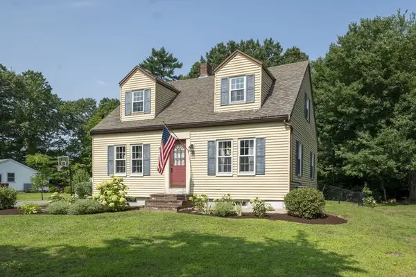 37 Acorn St, Middleboro, MA 02346