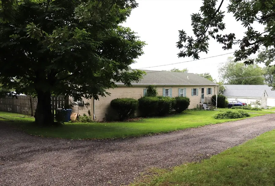 19 Vincent St, Middletown, RI 02842 - #3