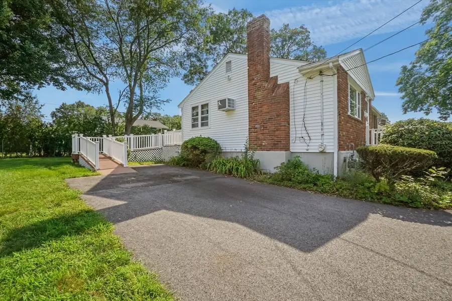 111 Crestfield Dr, Brockton, MA 02302 - #3