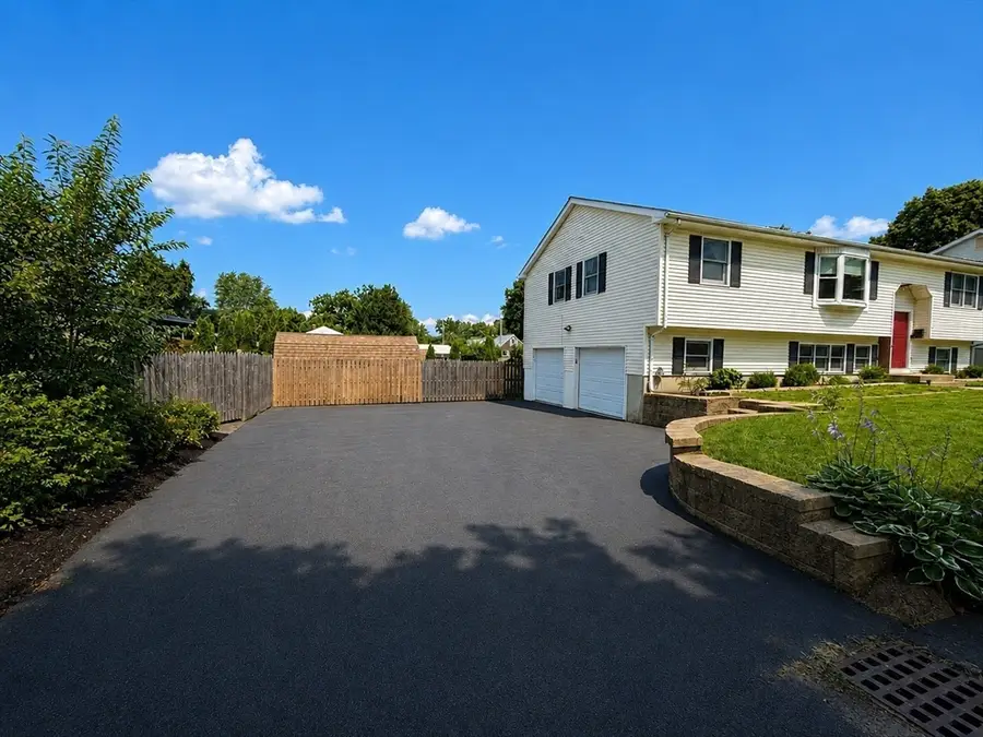 24 Montclair St, Chicopee, MA 01013 - #2