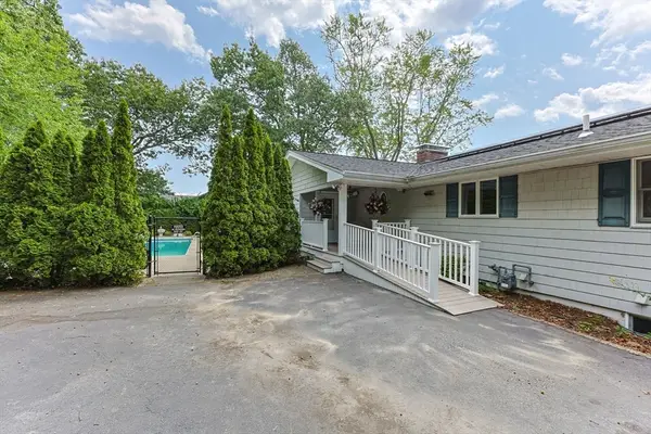 2 Franconia Ave, Wareham, MA 02571