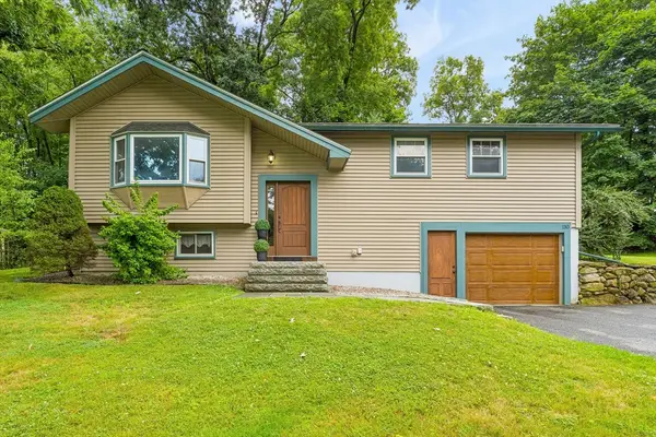 110 Fort Meadow Dr, Hudson, MA 01749