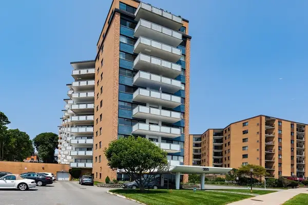 300 Lynn Shore Dr #903, Lynn, MA 01902