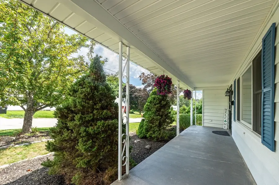 17 Breton Ln, Holyoke, MA 01040 - #3
