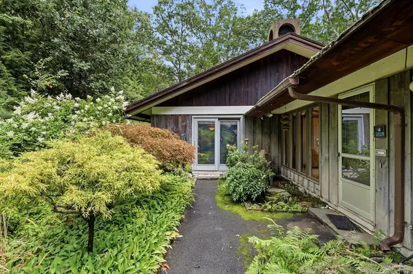 8 Morgan Cir, Amherst, MA 01002