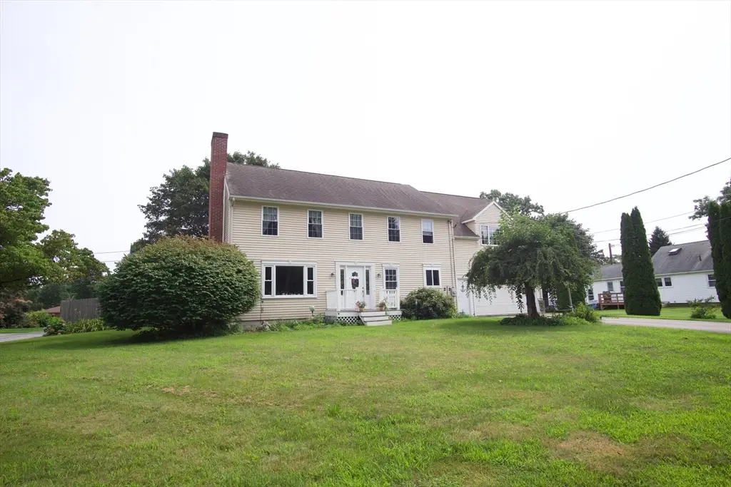 4 Williams Rd, Sturbridge, MA 01566 - #1