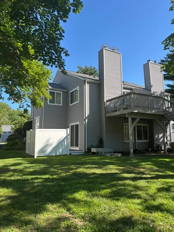 5 Autumn Ln #5, Amherst, MA 01002