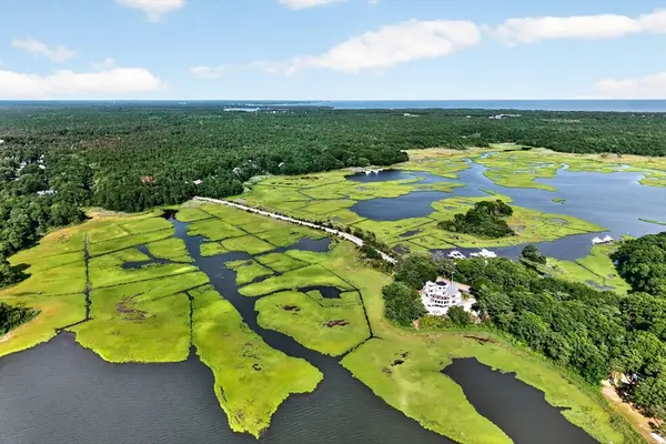 203 Monomoscoy Rd, Mashpee, MA 02649