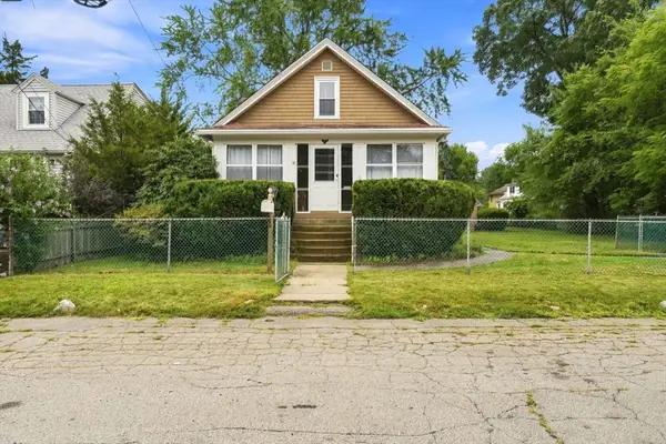 16 Beechcrest St, Warwick, RI 02888