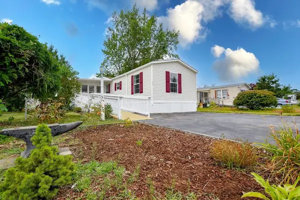 13 Madeline St, Wareham, MA 02538