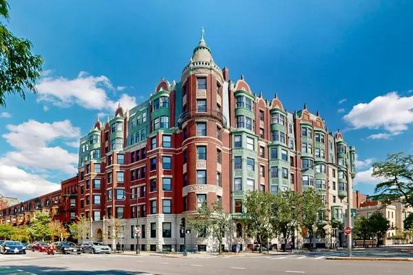 4 Charlesgate E #406, Boston, MA 02215