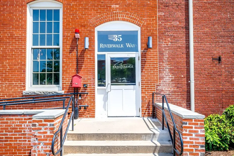 35 Riverwalk Way #R201, Lowell, MA 01854 - #2