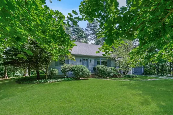 7 Tupola Ln, Mattapoisett, MA 02739