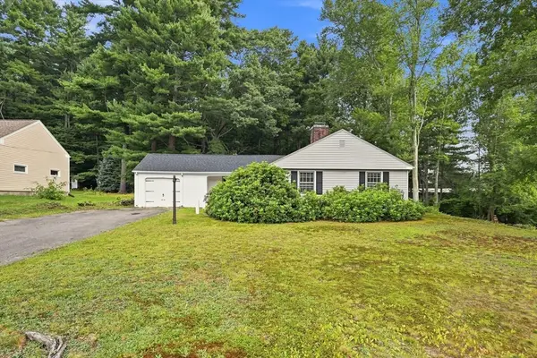 92 Oak Hollow Rd, Springfield, MA 01128