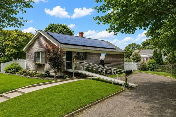 75 Acorn St, New Bedford, MA 02740