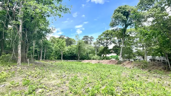 24 Towanticut St, Oak Bluffs, MA 02568