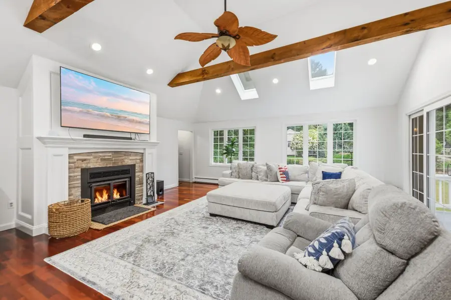 359 Se Main St, Douglas, MA 01516 - #2