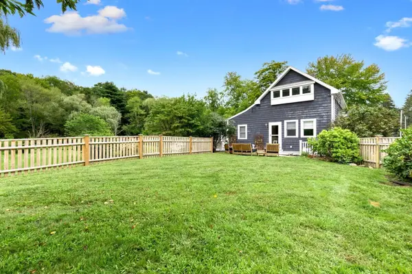 52 Bridge St, Hamilton, MA 01982