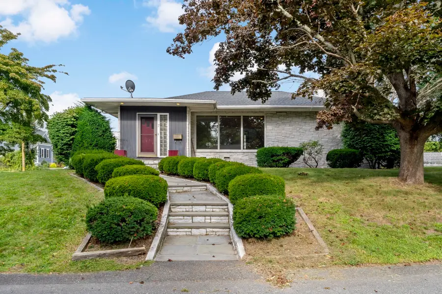 7 Harold Ave, Somerset, MA 02726 - #3