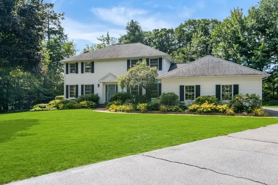 28 Ashley Cir, Easthampton, MA 01027 - #3