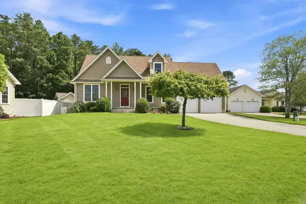33 Caddyshack Dr, Chicopee, MA 01020