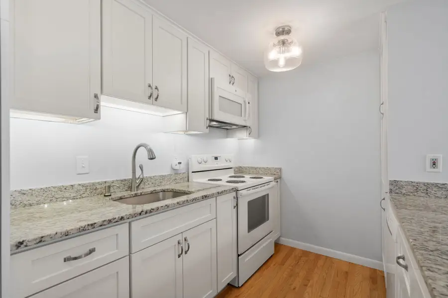 60 Lake St #E, Winchester, MA 01890 - #3