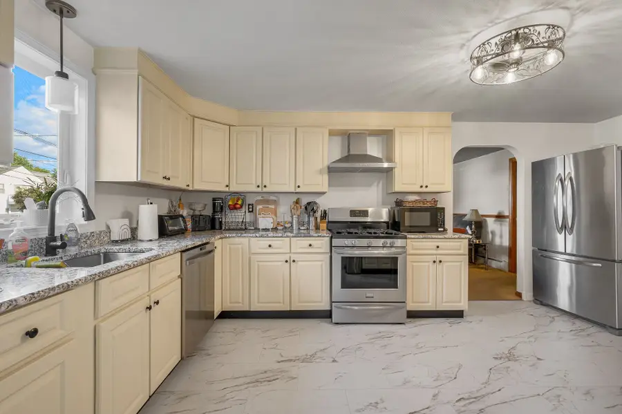126 Montaup Ave, Dracut, MA 01826 - #3