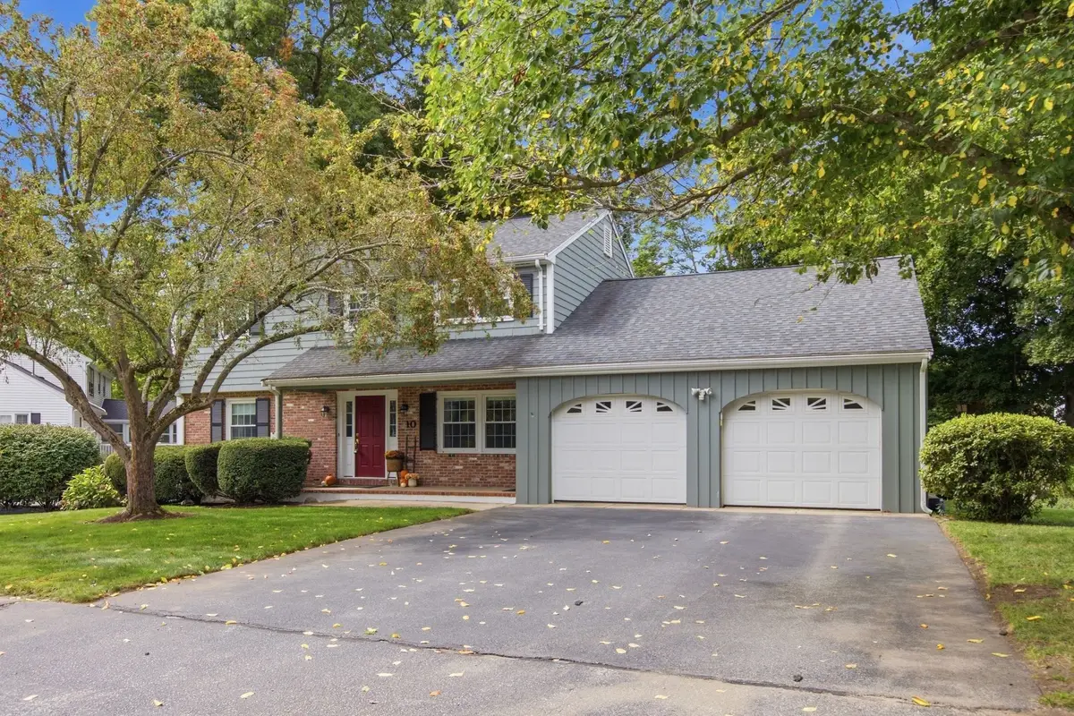 10 Red Gate Ln, Reading, MA 01867 - #1