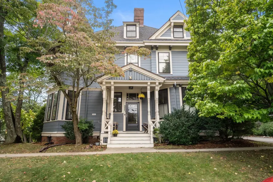 105 Pleasant St #2, Arlington, MA 02476 - #3