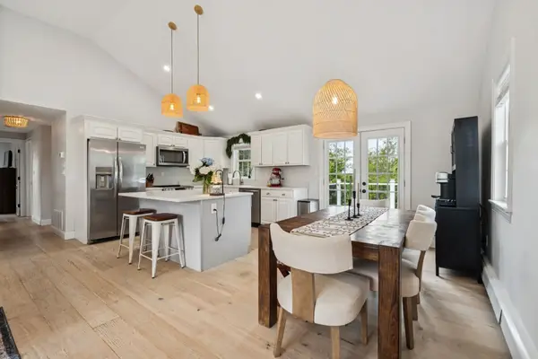 8 Skyview Ln, Woburn, MA 01801