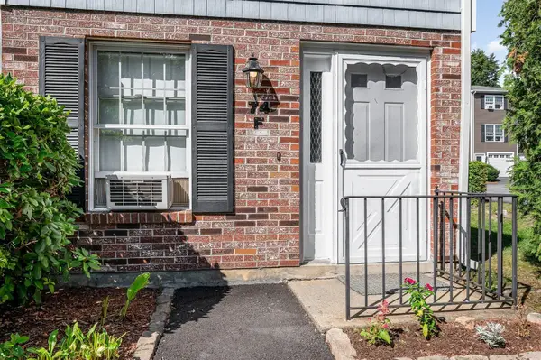 74 Roper St #F, Lowell, MA 01852