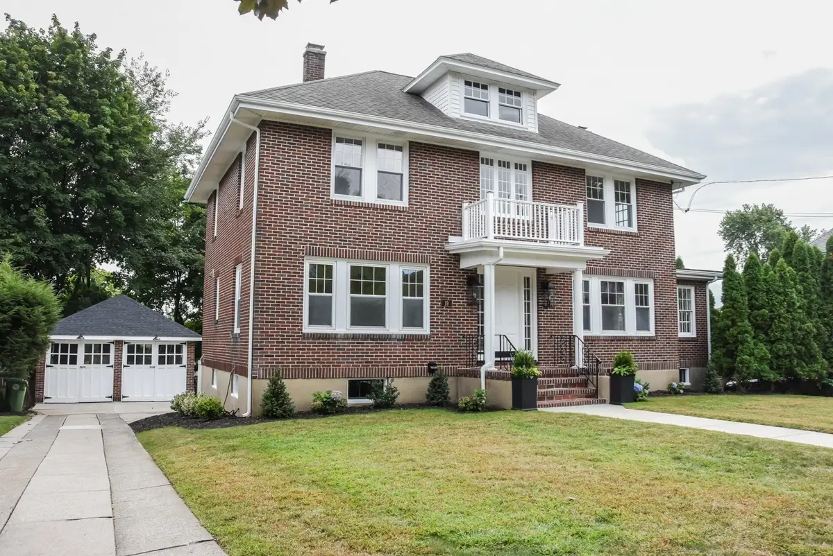 19 Stoneleigh Rd, Watertown, MA 02472 - #1