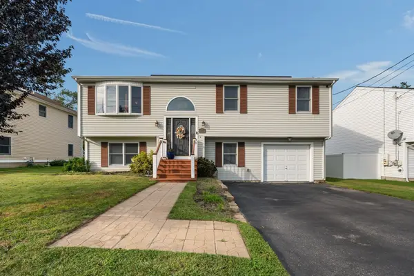 52 Family Dr, Fall River, MA 02721