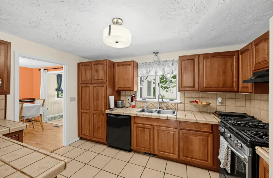 7 Balsam Dr, Townsend, MA 01469 - #3