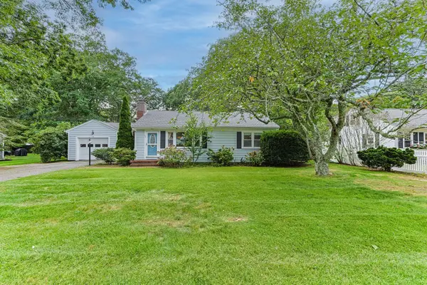 54 Lucerne Ave, Falmouth, MA 02540