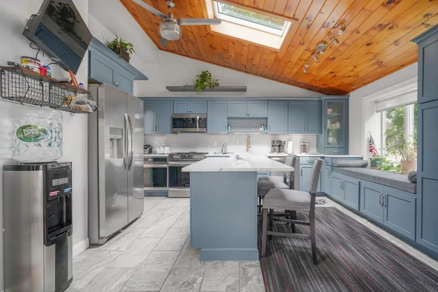 37 Slade St, Swansea, MA 02777 - #2